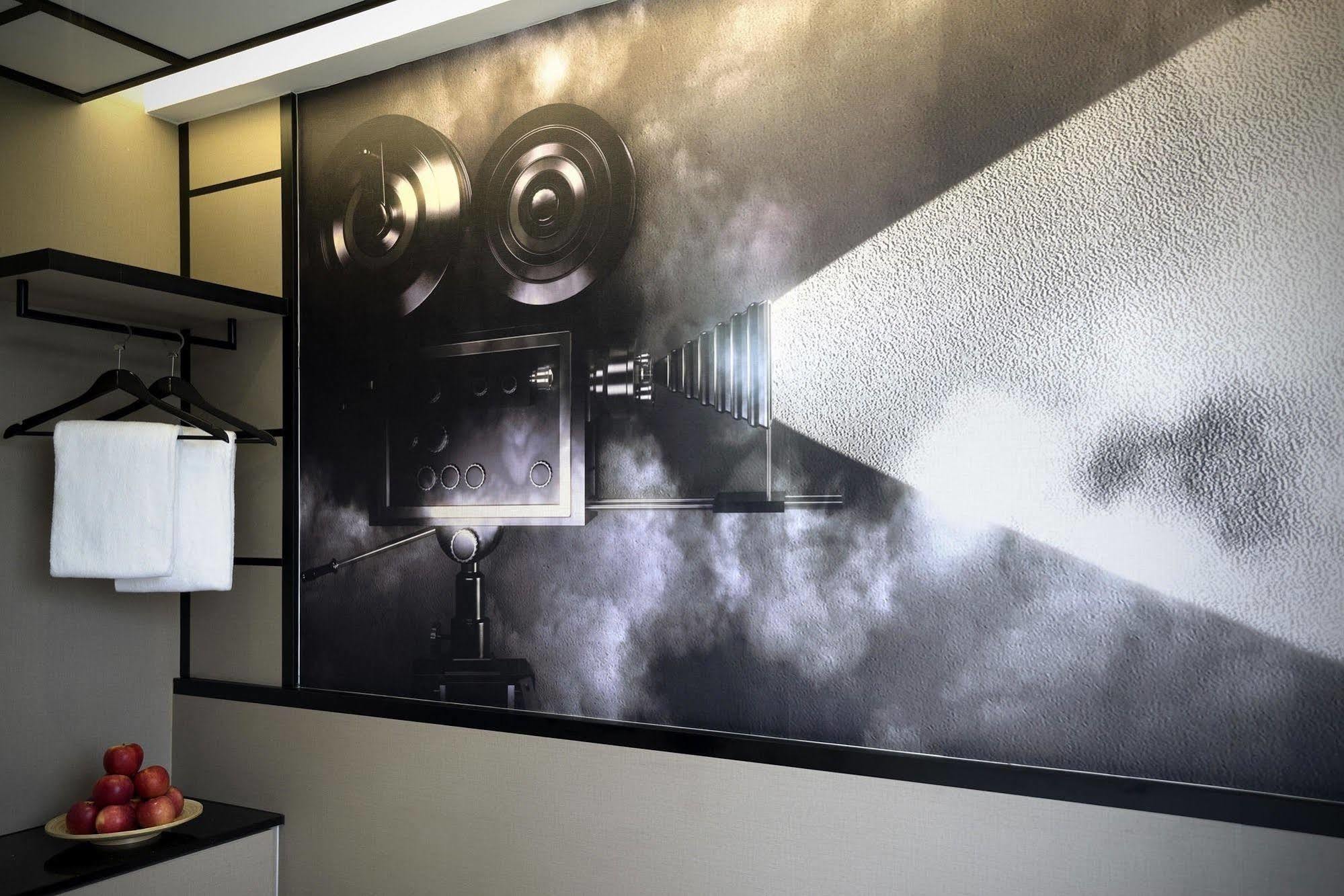 81 Premier Hollywood Khách sạn 2*